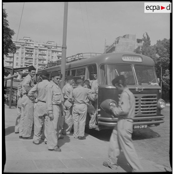 Accueil à Alger par l'association générale des étudiants d'Alger, des militaires appelés du 1/2e RI. [Description en cours]