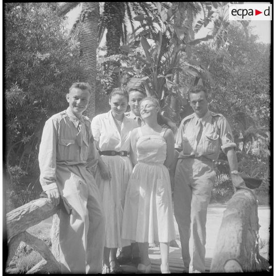 Accueil à Alger par l'association générale des étudiants d'Alger, des militaires appelés du 1/2e RI. [Description en cours]