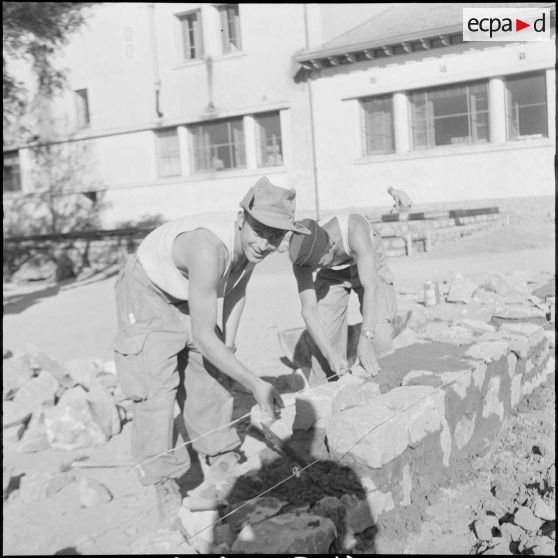 Vie quotidienne au 21e RI. [Description en cours]