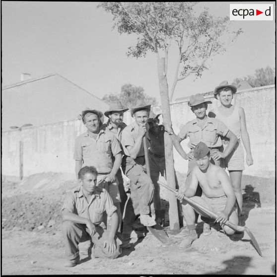 Vie quotidienne au 21e RI. [Description en cours]