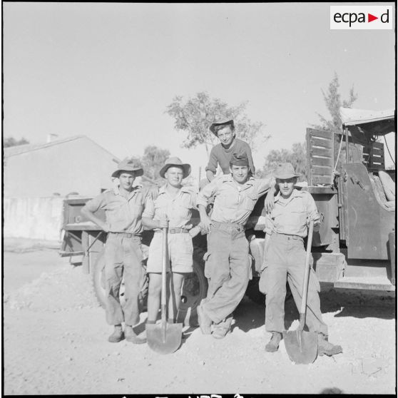 Vie quotidienne au 21e RI. [Description en cours]