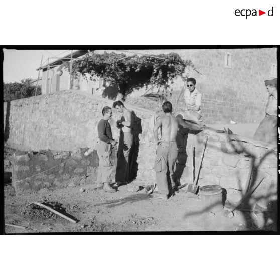 Vie quotidienne au 21e RI. [Description en cours]