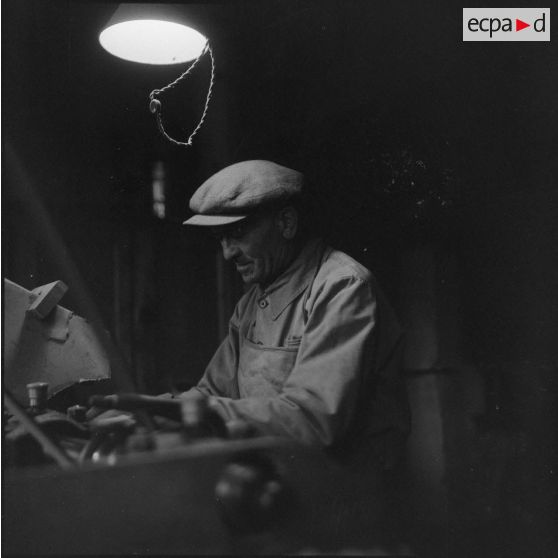 Fabrication d'une pipe française. [Description en cours]