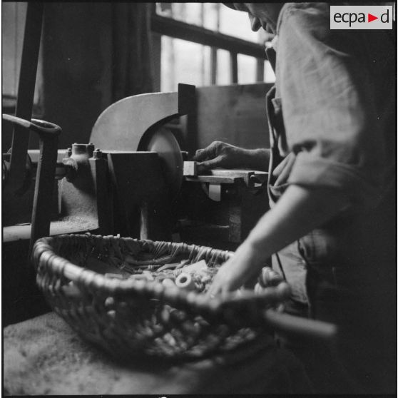 Fabrication d'une pipe française. [Description en cours]