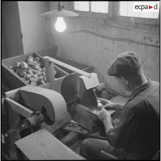 Entreprise de fabrication de pipes. [Description en cours]