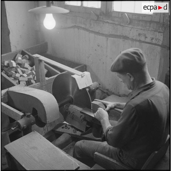 Entreprise de fabrication de pipes. [Description en cours]