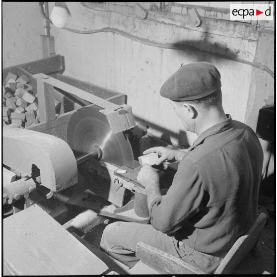 Entreprise de fabrication de pipes. [Description en cours]