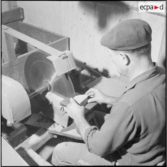 Entreprise de fabrication de pipes. [Description en cours]