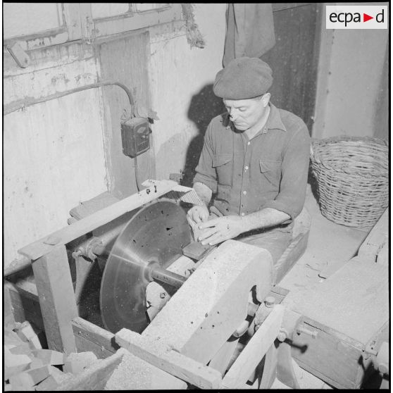 Entreprise de fabrication de pipes. [Description en cours]