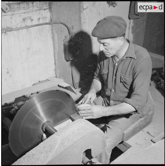 Entreprise de fabrication de pipes. [Description en cours]