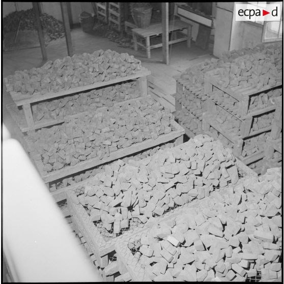 Entreprise de fabrication de pipes. [Description en cours]