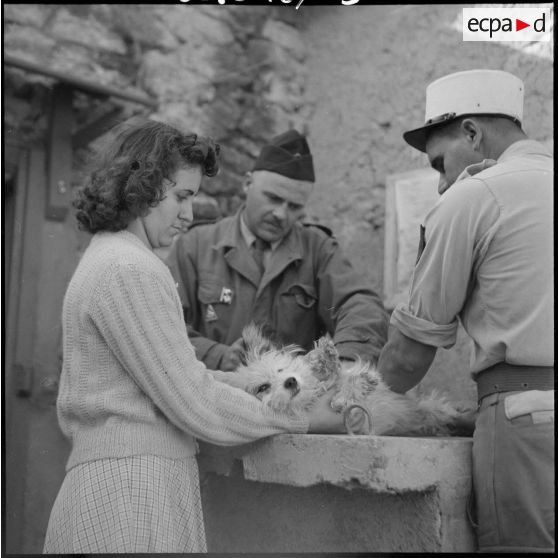 Le 17e peloton cynophile du 5e REI stationné à Turenne. [Description en cours]