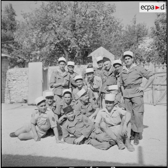 Le 17e peloton cynophile du 5e REI stationné à Turenne. [Description en cours]