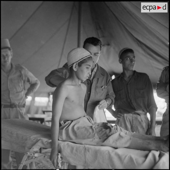 Assistance médicale du 5e REI (5e régiment étranger d'infanterie) à Turenne.  [Description en cours]