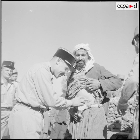 Assistance médicale du 5e REI (5e régiment étranger d'infanterie) à Turenne.  [Description en cours]