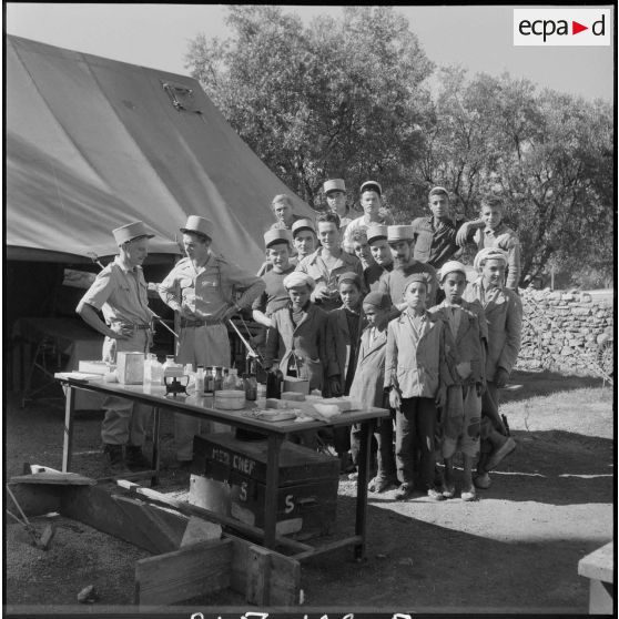 Assistance médicale du 5e REI (5e régiment étranger d'infanterie) à Turenne.  [Description en cours]