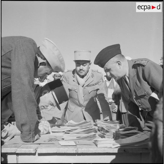 Distribution de cartes d'identité à Ouled-Riah. [Description en cours]