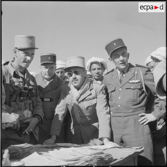 Distribution de cartes d'identité à Ouled-Riah. [Description en cours]