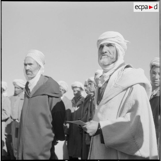 Distribution de cartes d'identité à Ouled-Riah. [Description en cours]