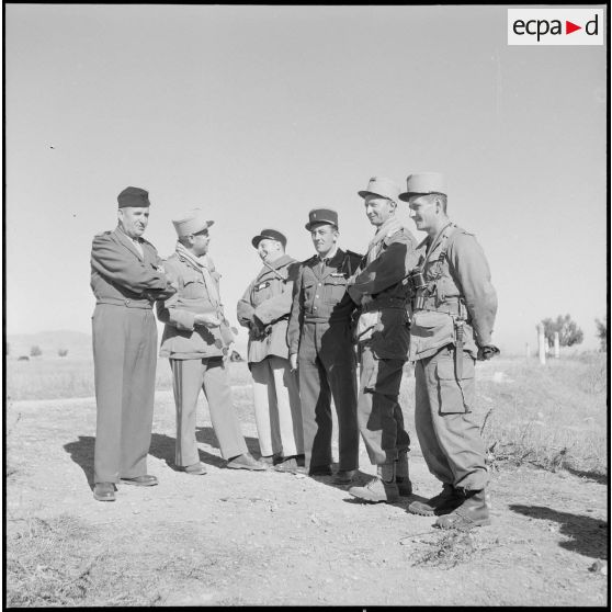 Distribution de cartes d'identité à Ouled-Riah. [Description en cours]