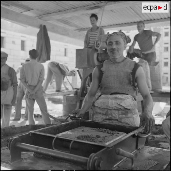 Construction de la cité de l'Avenir près de Bab-el-Oued. [Description en cours]