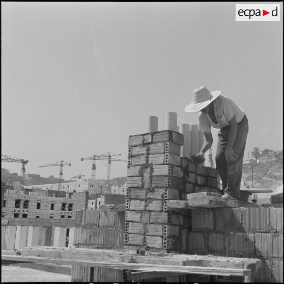 Construction de la cité de l'Avenir près de Bab-el-Oued. [Description en cours]