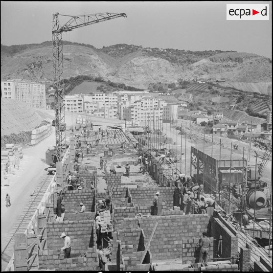 Construction de la cité de l'Avenir près de Bab-el-Oued. [Description en cours]