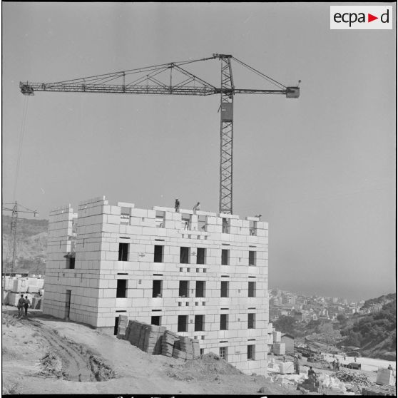 Construction de la cité de l'Avenir près de Bab-el-Oued. [Description en cours]