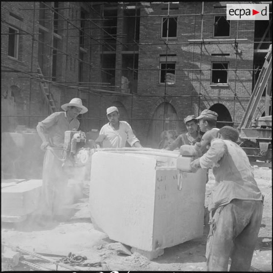 Construction de la cité de l'Avenir près de Bab-el-Oued. [Description en cours]