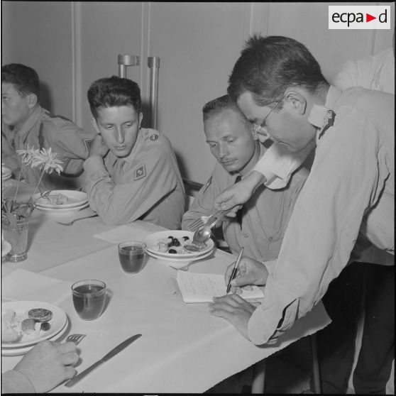 Militaires et étudiants d'Alger chez les Groupes Laïques d'Etudes d'Alger. [Description en cours]