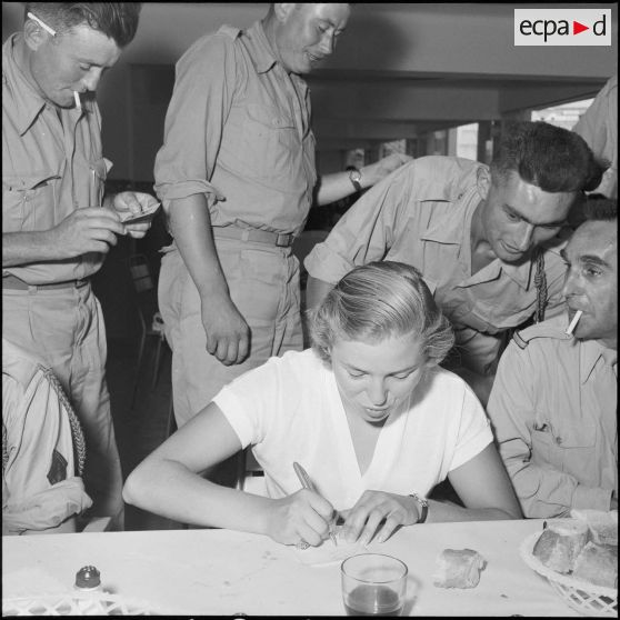 Militaires et étudiants d'Alger chez les Groupes Laïques d'Etudes d'Alger. [Description en cours]