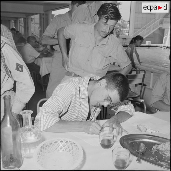 Militaires et étudiants d'Alger chez les Groupes Laïques d'Etudes d'Alger. [Description en cours]