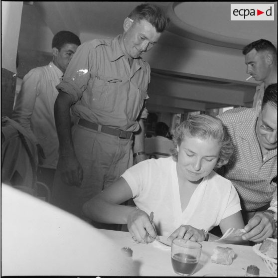 Militaires et étudiants d'Alger chez les Groupes Laïques d'Etudes d'Alger. [Description en cours]