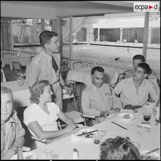 Militaires et étudiants d'Alger chez les Groupes Laïques d'Etudes d'Alger. [Description en cours]