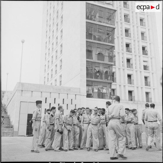 Militaires et étudiants d'Alger chez les Groupes Laïques d'Etudes d'Alger. [Description en cours]