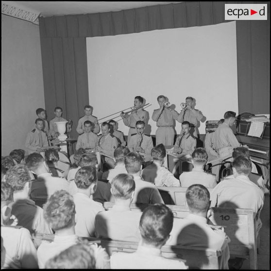 Concert de musique du 45e RTRs (45e régiment de transmissions). [Description en cours]