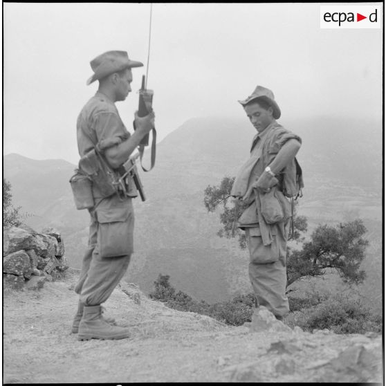 La 5e division blindée et le 19e bataillon de chasseurs à pied en opération dans les djebels à Nedroma. [Description en cours]