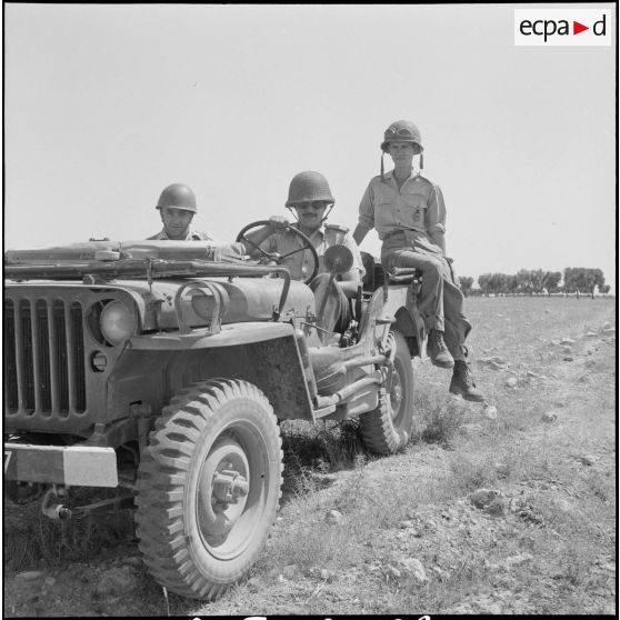 La 5e division blindée et le 19e bataillon de chasseurs à pied en opération dans les djebels à Nedroma. [Description en cours]