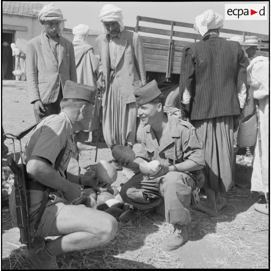 La 5e division blindée et le 19e bataillon de chasseurs à pied en opération dans les djebels à Nedroma. [Description en cours]