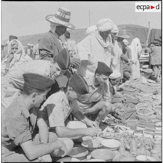 La 5e division blindée et le 19e bataillon de chasseurs à pied en opération dans les djebels à Nedroma. [Description en cours]