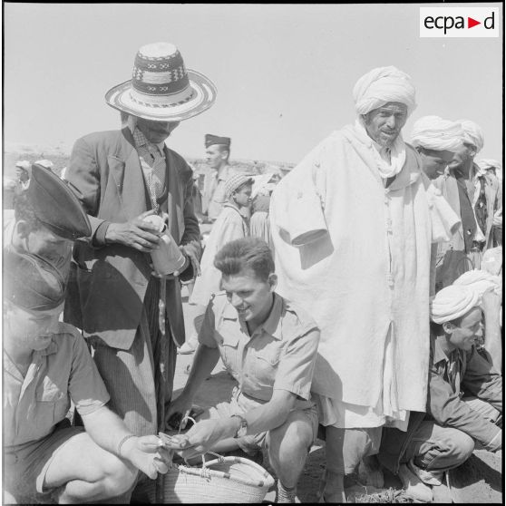 La 5e division blindée et le 19e bataillon de chasseurs à pied en opération dans les djebels à Nedroma. [Description en cours]