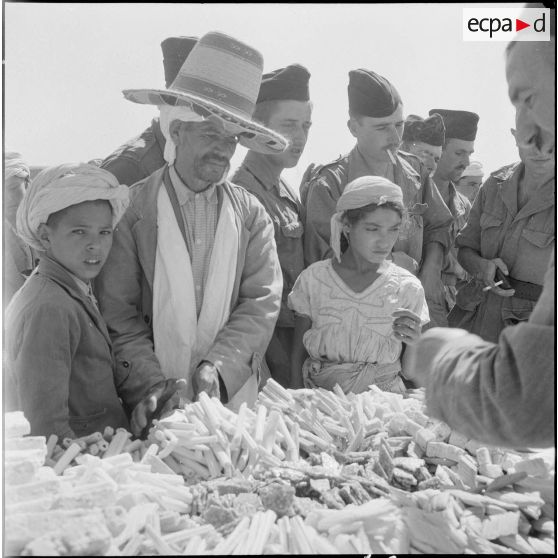 La 5e division blindée et le 19e bataillon de chasseurs à pied en opération dans les djebels à Nedroma. [Description en cours]