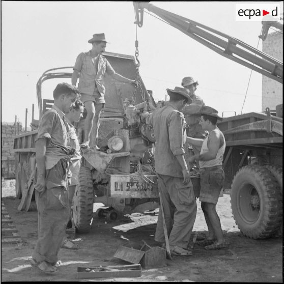 Le 512e GT et le 403e groupe d'intendance à Khenchela. [Description en cours]