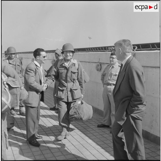 Départ pour l'Algérie du rédacteur Jean Boret et du photographe Choupin. [Description en cours]