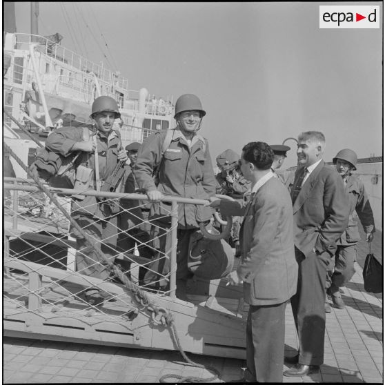 Départ pour l'Algérie du rédacteur Jean Boret et du photographe Choupin. [Description en cours]