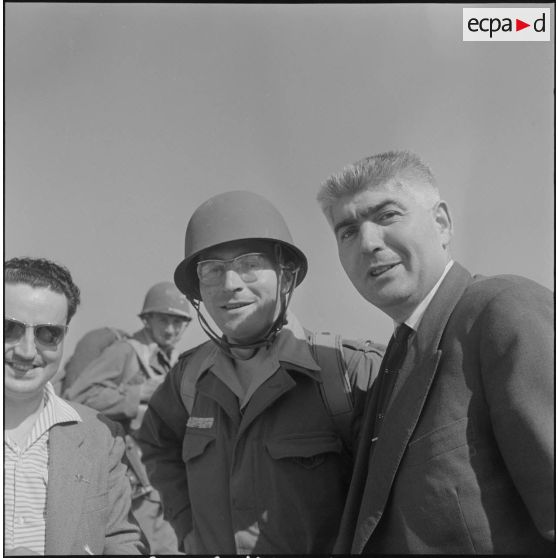 Départ pour l'Algérie du rédacteur Jean Boret et du photographe Choupin. [Description en cours]