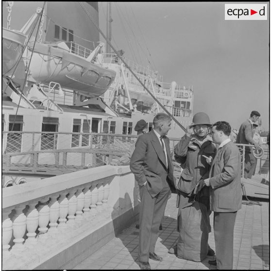 Départ pour l'Algérie du rédacteur Jean Boret et du photographe Choupin. [Description en cours]