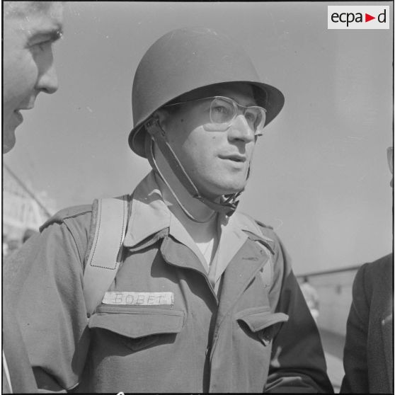 Départ pour l'Algérie du rédacteur Jean Boret et du photographe Choupin. [Description en cours]