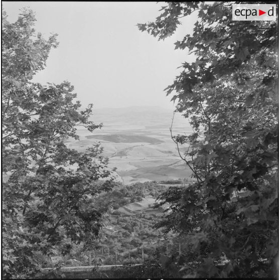 Bivouac dans le djebel et contacts avec la population locale. [Description en cours]