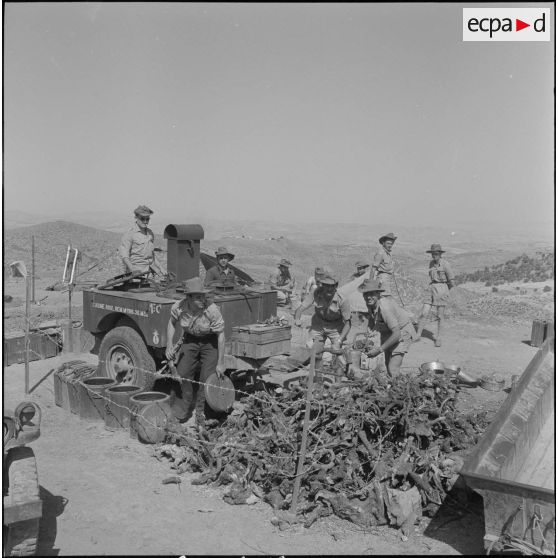 Bivouac dans le djebel et contacts avec la population locale. [Description en cours]